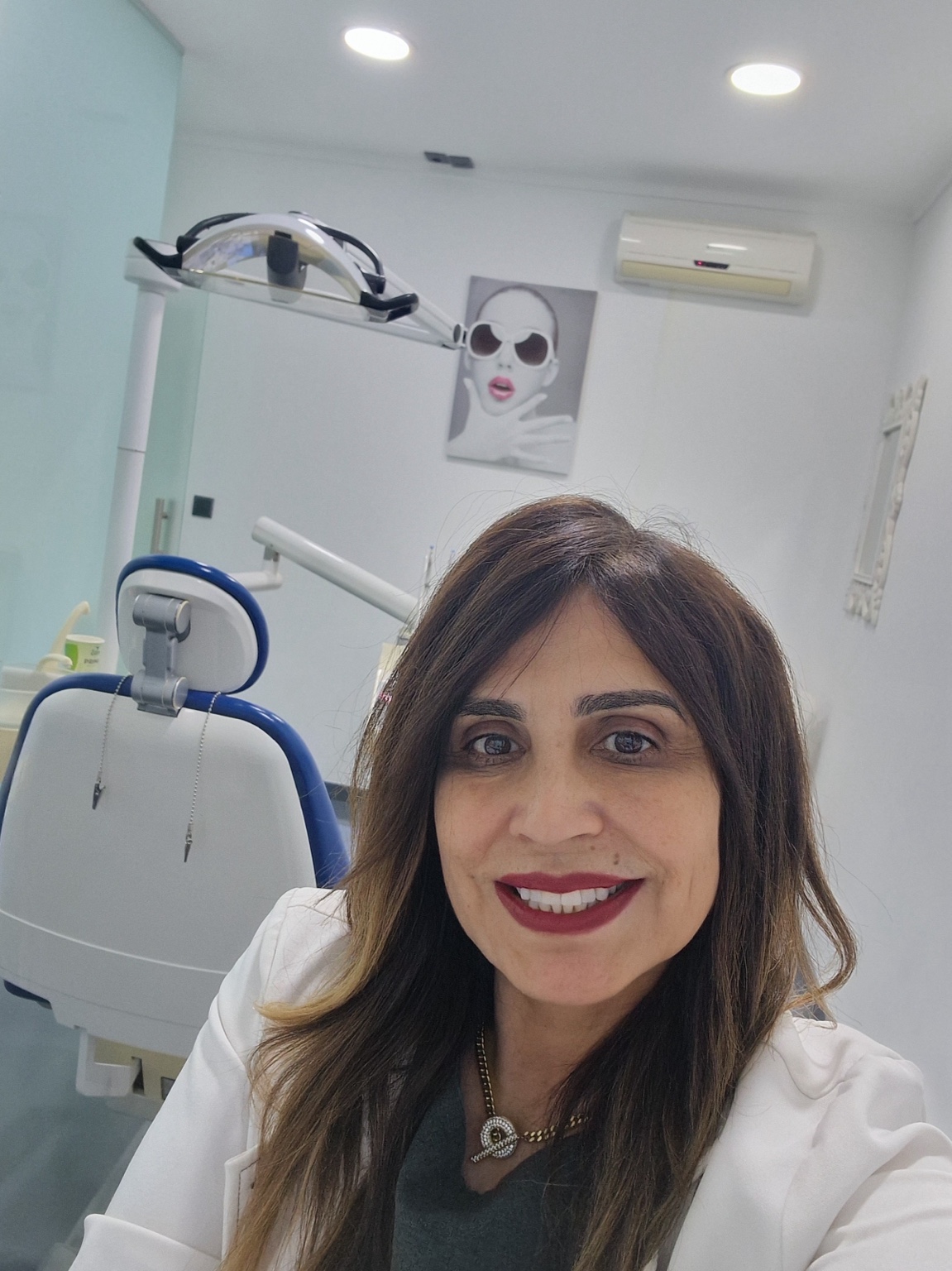 Dra. Cláudia Pacheco no consultório