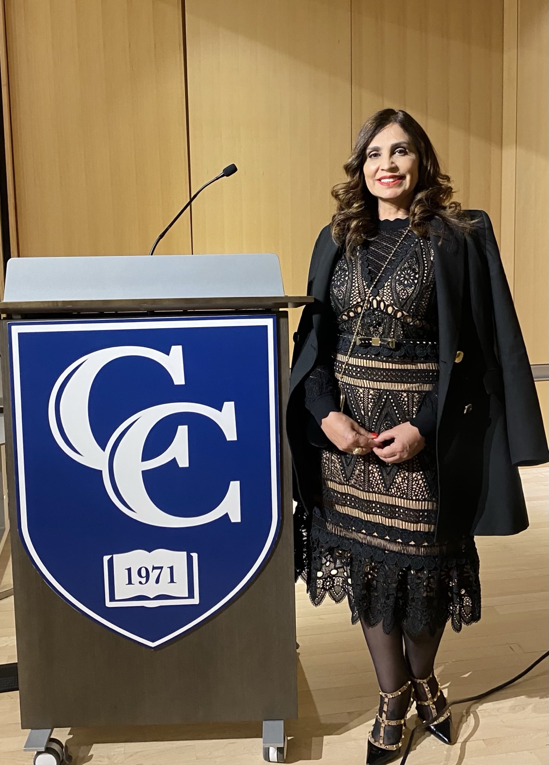 Dra. Cláudia Pacheco junto a um púlpito numa apresentação