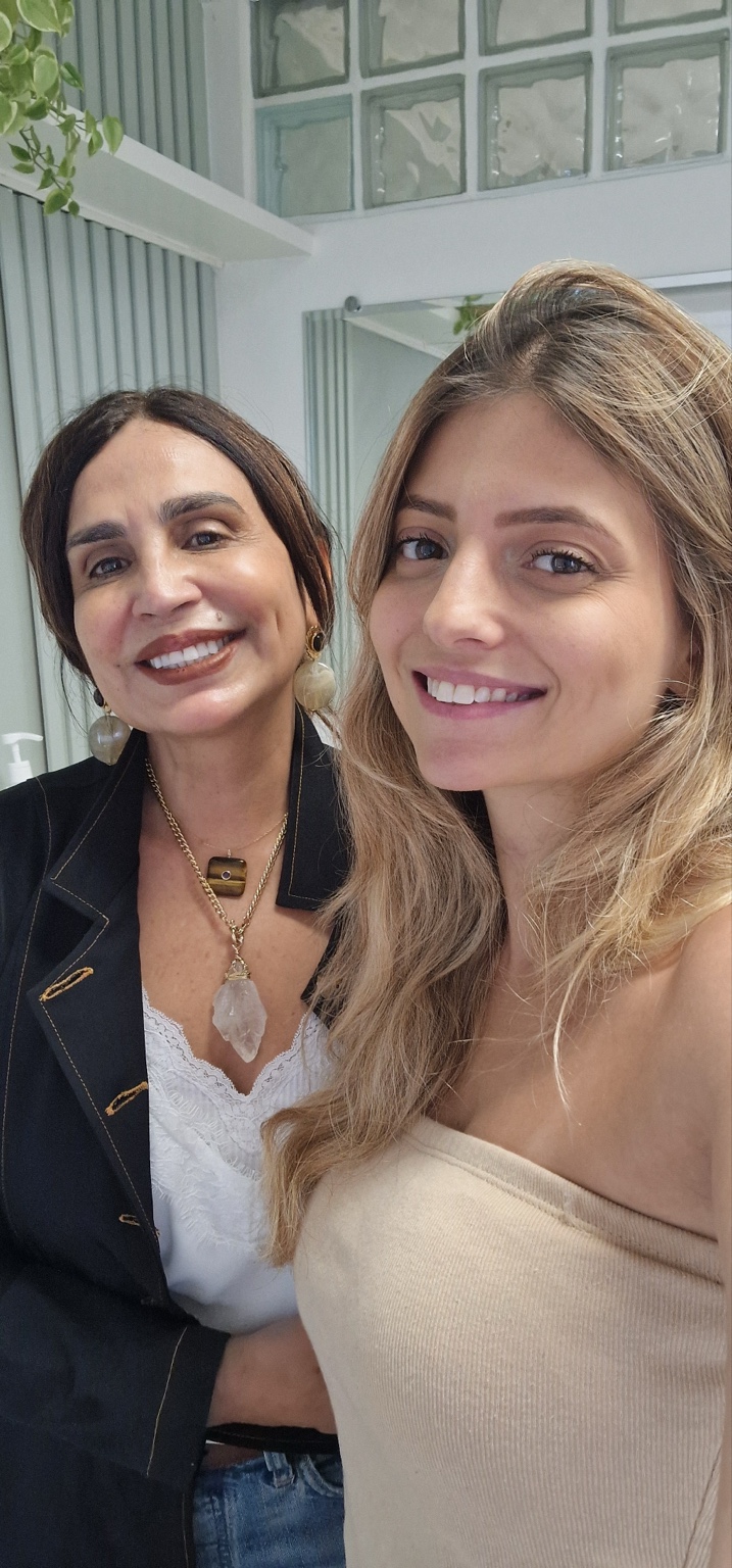 Dra. Cláudia Pacheco acompanhada por outra pessoa